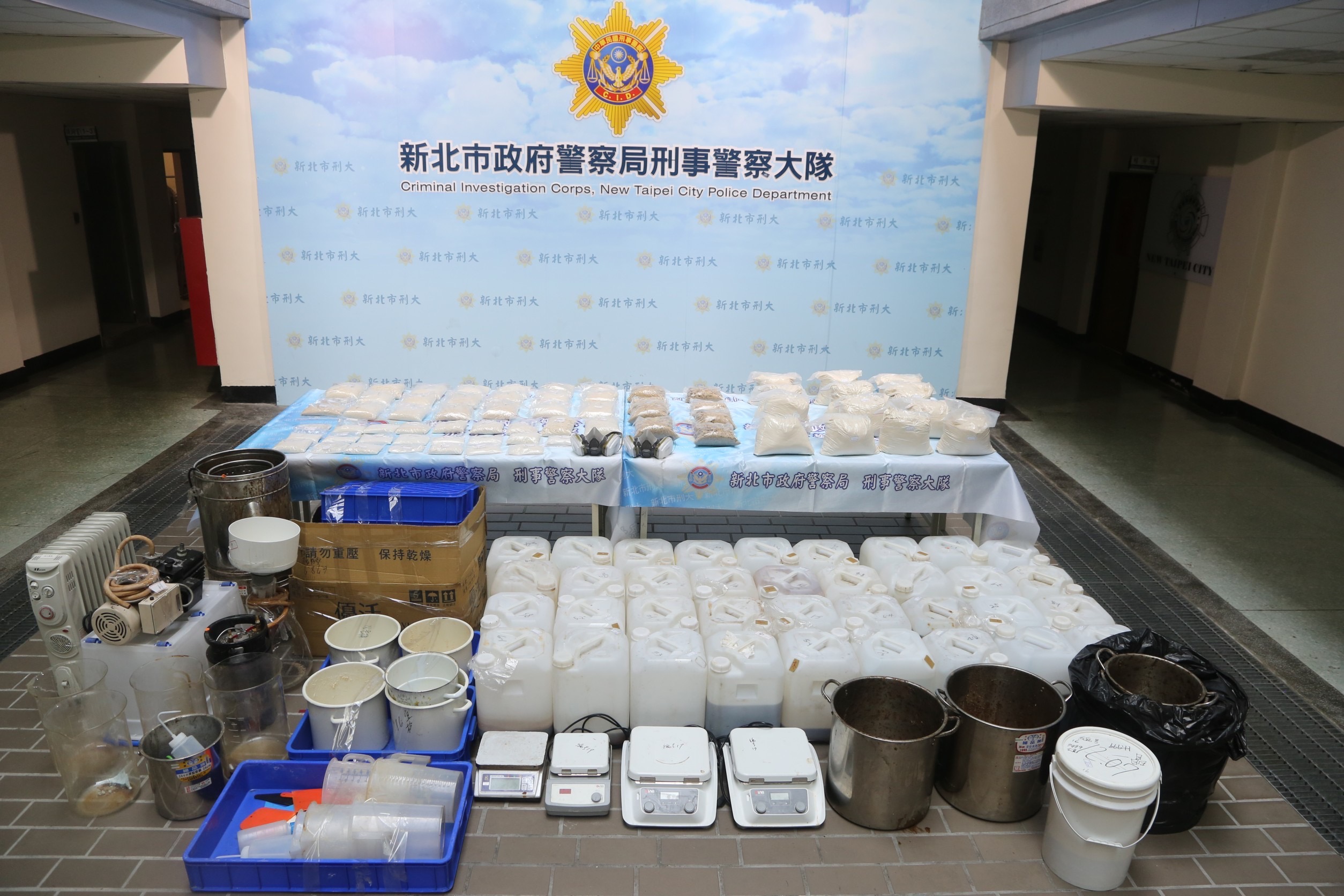 新北刑大偵四隊查扣相關製毒成品、半成品。(記者徐煜勝翻攝)