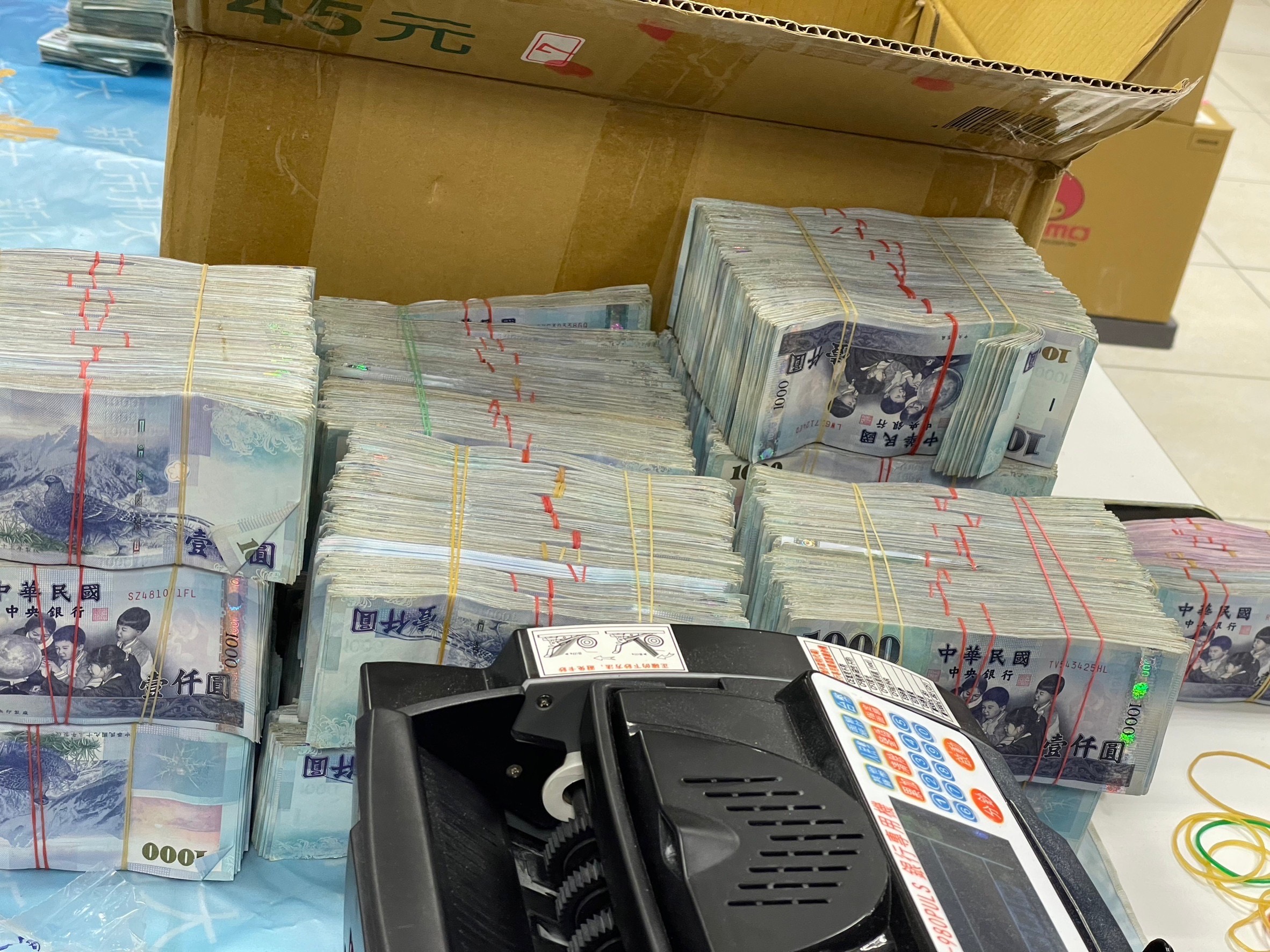 警方查扣上億現金並出動4台點點鈔機清點。（記者徐煜勝翻攝）