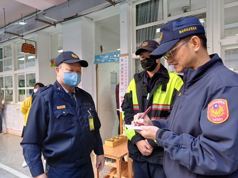淡水警分局長陳保緒現場主持秩序。（記者徐煜勝翻攝）