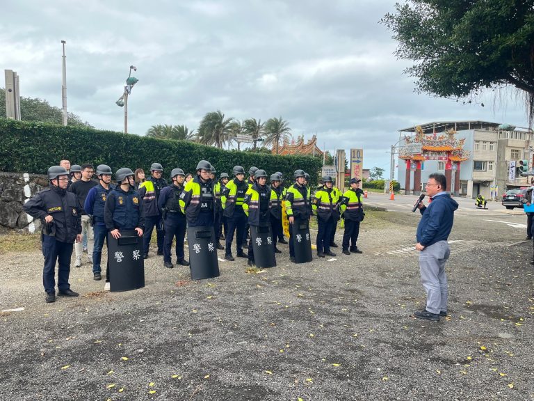 淡水警分局與金融機構聯手舉辦防搶演練。（記者徐煜勝翻攝）