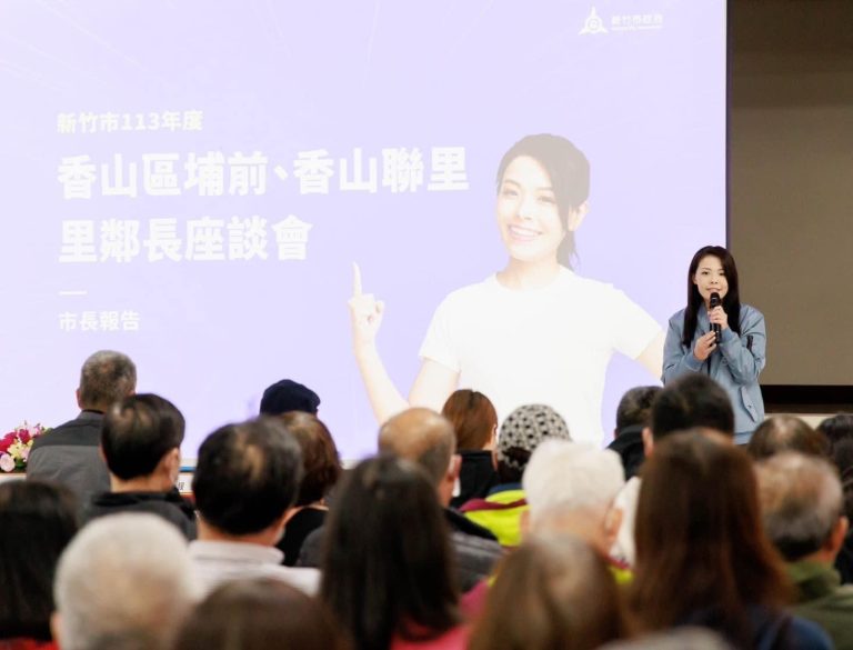 市長高虹安偕竹市警走入鄰里，行動深耕識詐、反詐觀念。（圖/記者林照東翻攝）