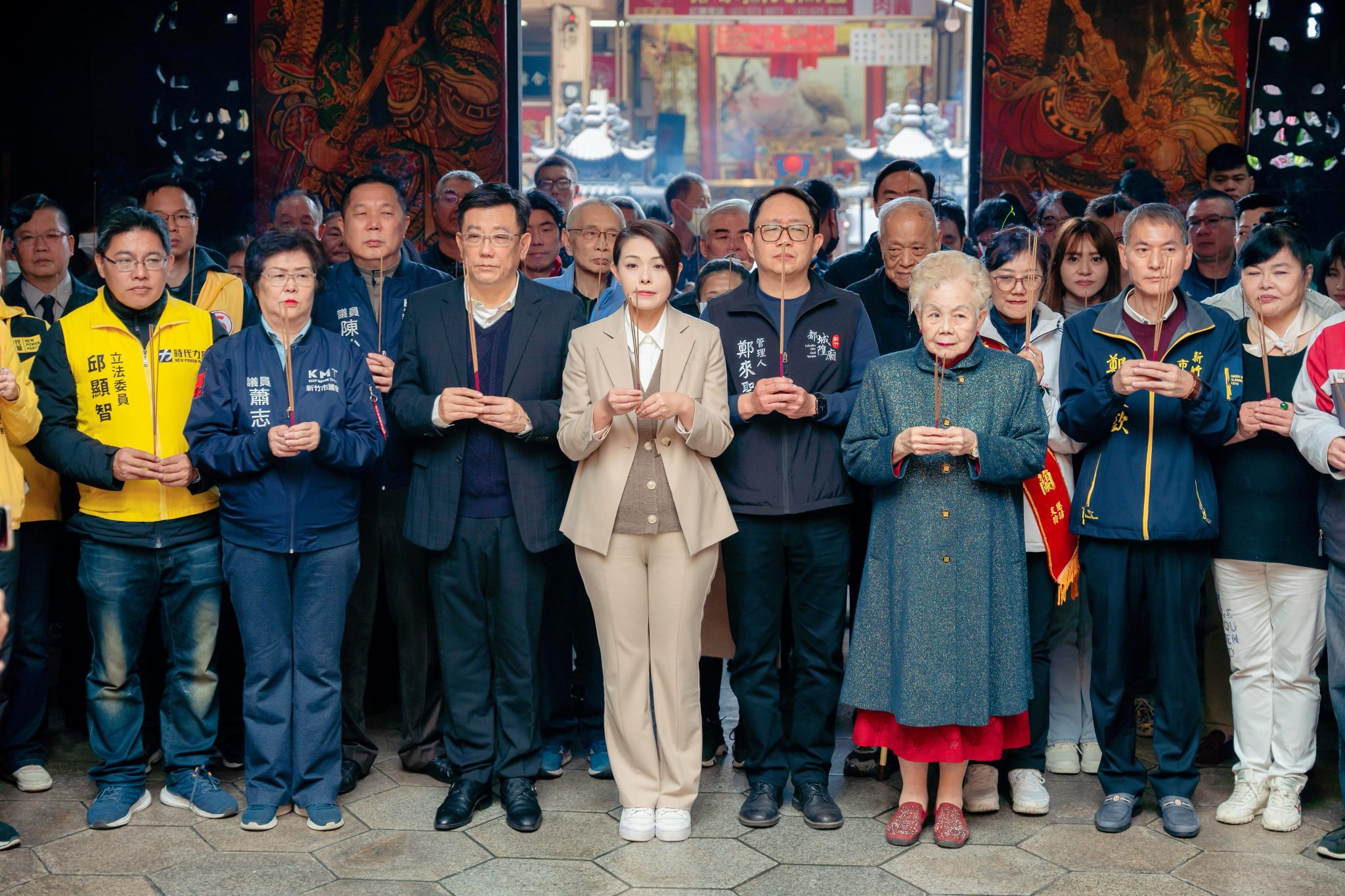 竹市都城隍公爺275週年聖誕千秋大典,市長高虹安依古禮向城隍爺行九獻禮儀式,祈求保祐風調雨順、國泰民安、市政昌隆。(圖/記者林照東翻攝)