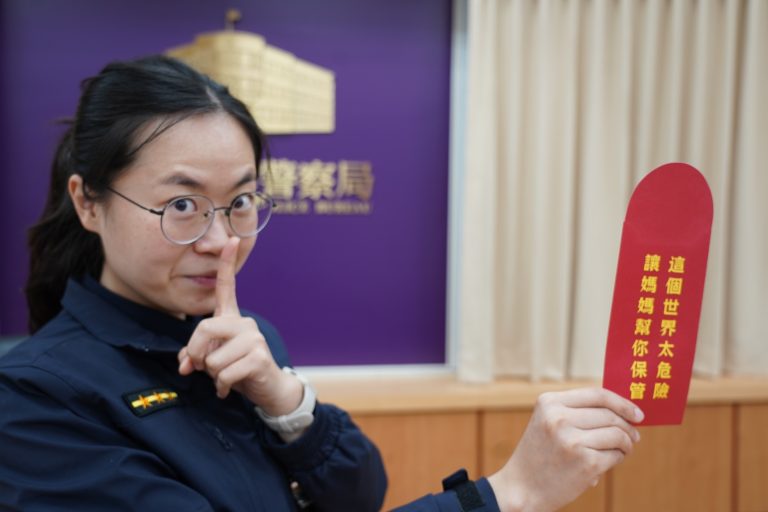 新竹市警察局為加強宣導全民防詐騙,設計印製10款創意紅包袋。(圖/記者林照東翻攝)