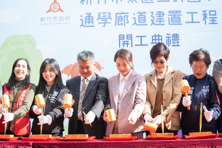 市長高虹安與貴賓共敲金磚。 （圖/記者林照東翻攝）