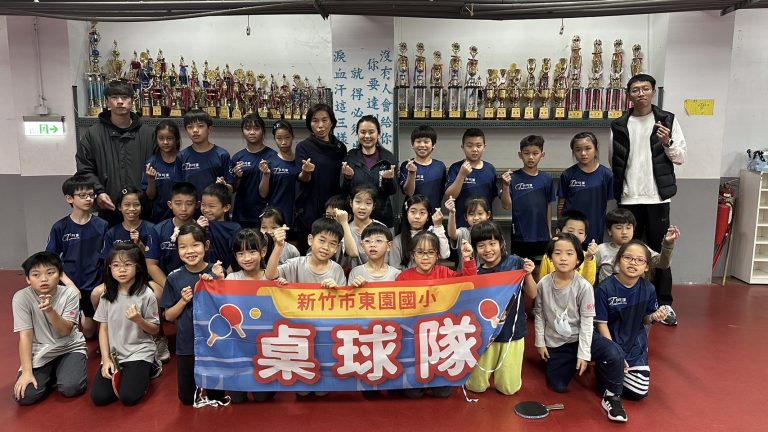 總統盃桌球賽竹市東園國小勇奪雙亞，教育處副處長張品珊到校勉勵。（圖/記者林照東翻攝）
