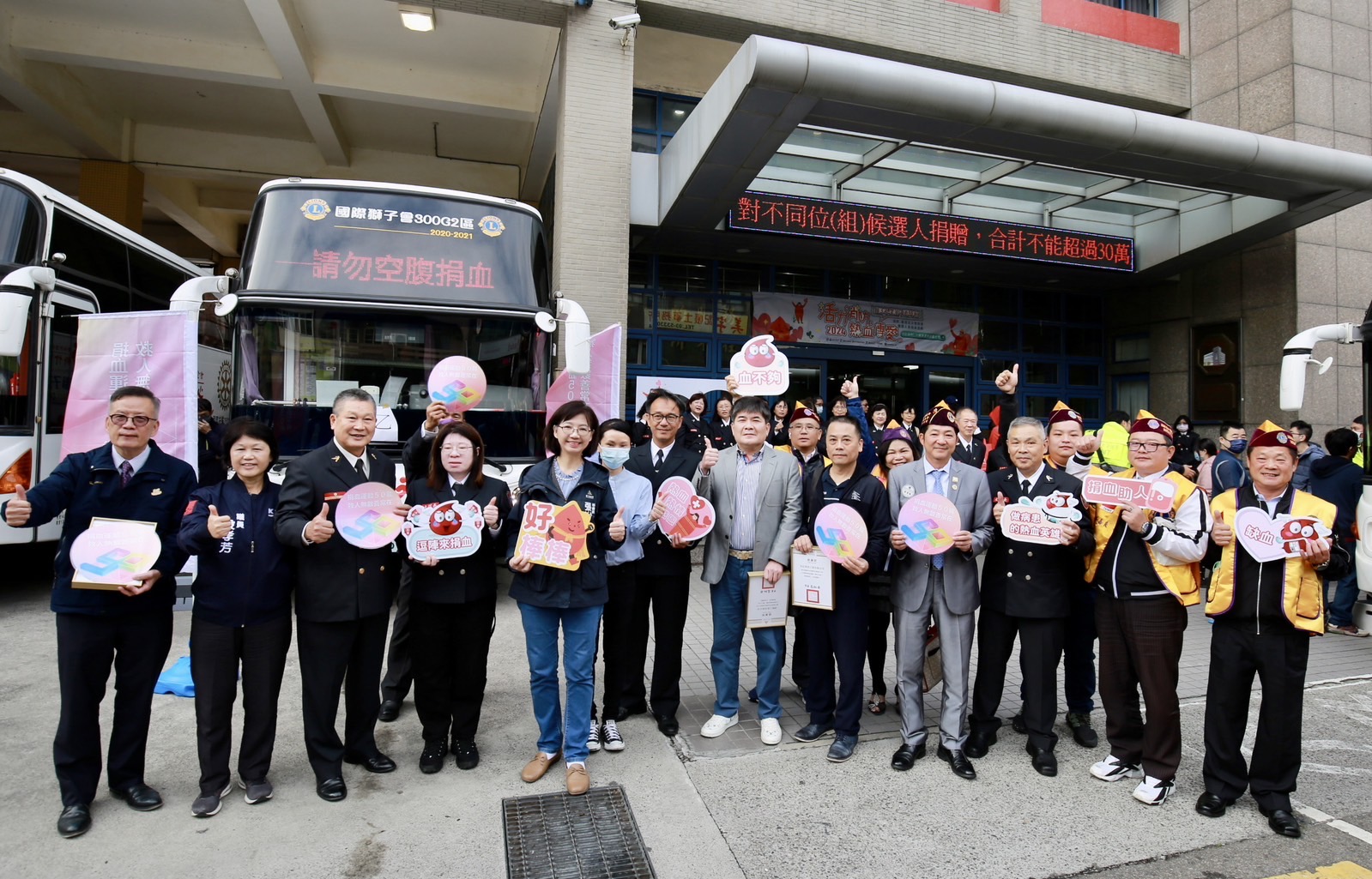 新竹市府秘書長張治祥代表市長高虹安到場關心捐血民眾。(圖/記者林照東翻攝)