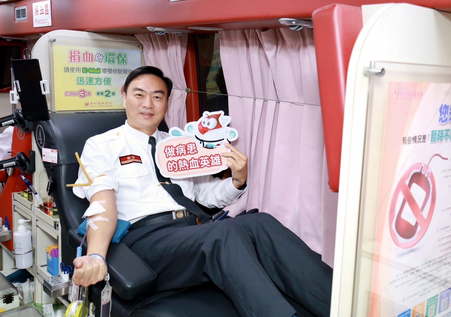 竹市消防局長李世恭挽起衣袖,捐出熱血。(圖/記者林照東翻攝)