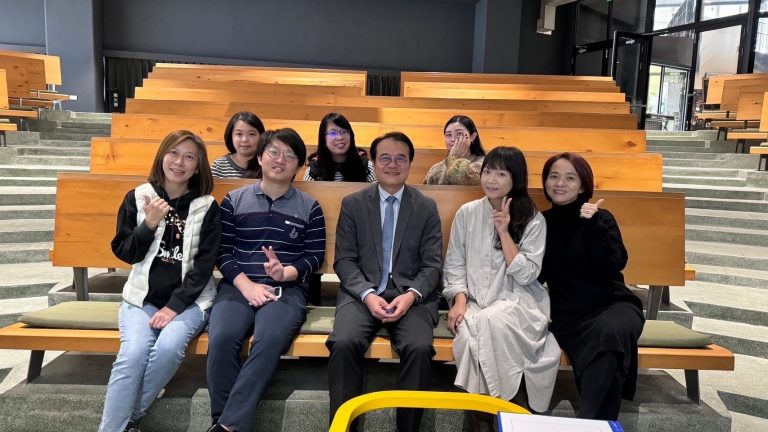 國教院院長鄭淵全蒞臨關埔國小指導數位學習。（圖/記者林照東翻攝）