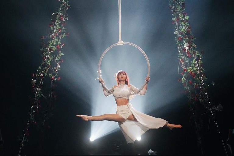 富邦 Angels舉辦2024《 Volume Up! 》演唱會，安娜以金曲最佳樂團「麋先生」的歌曲呈現「空中環」表演。(照片/紅髮安娜ig提供)