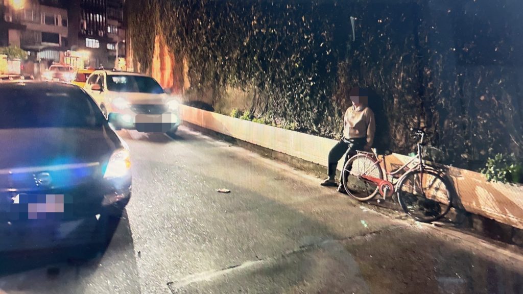 王姓男子騎腳踏車水源快速道路逆向騎程遭撞。(記者林金聖翻攝)