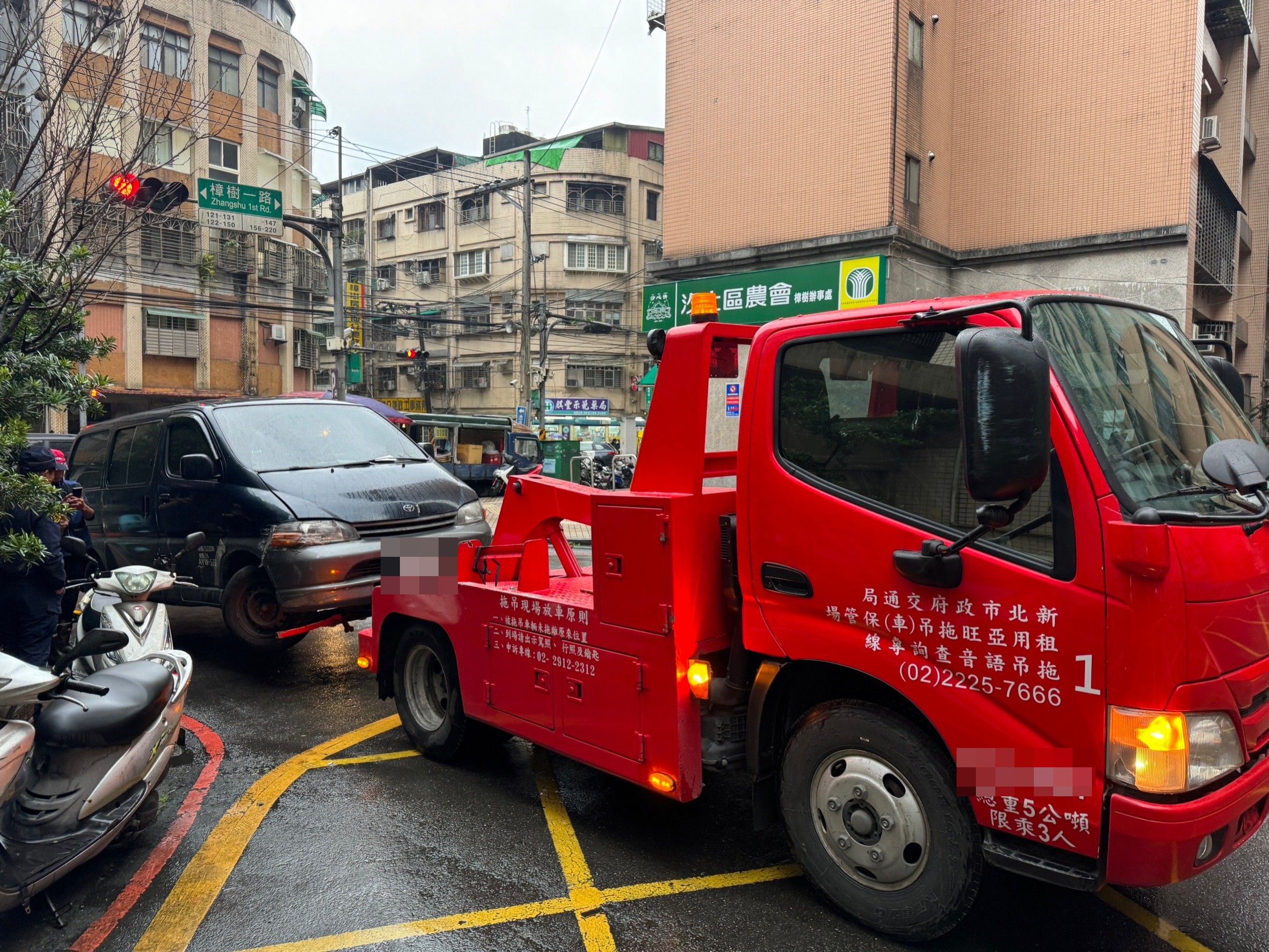 張姓司機駕駛的民間拖吊車拖吊失竊車輛,發生擦撞車禍。(圖/警汐止分局提供)