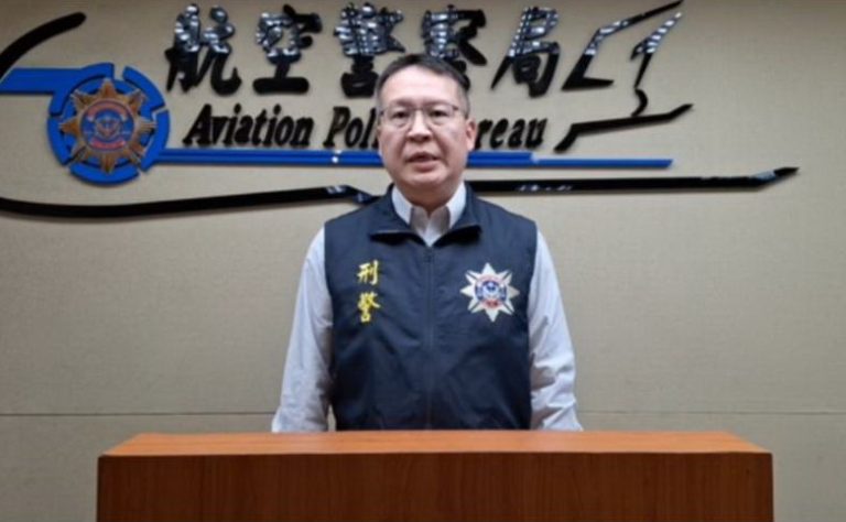 航空警察局刑事警察大隊偵二隊隊長陳博全說明海關偵破泰國女遊客參加來台旅行團涉嫌運毒案件。(圖/航空警察局提供)