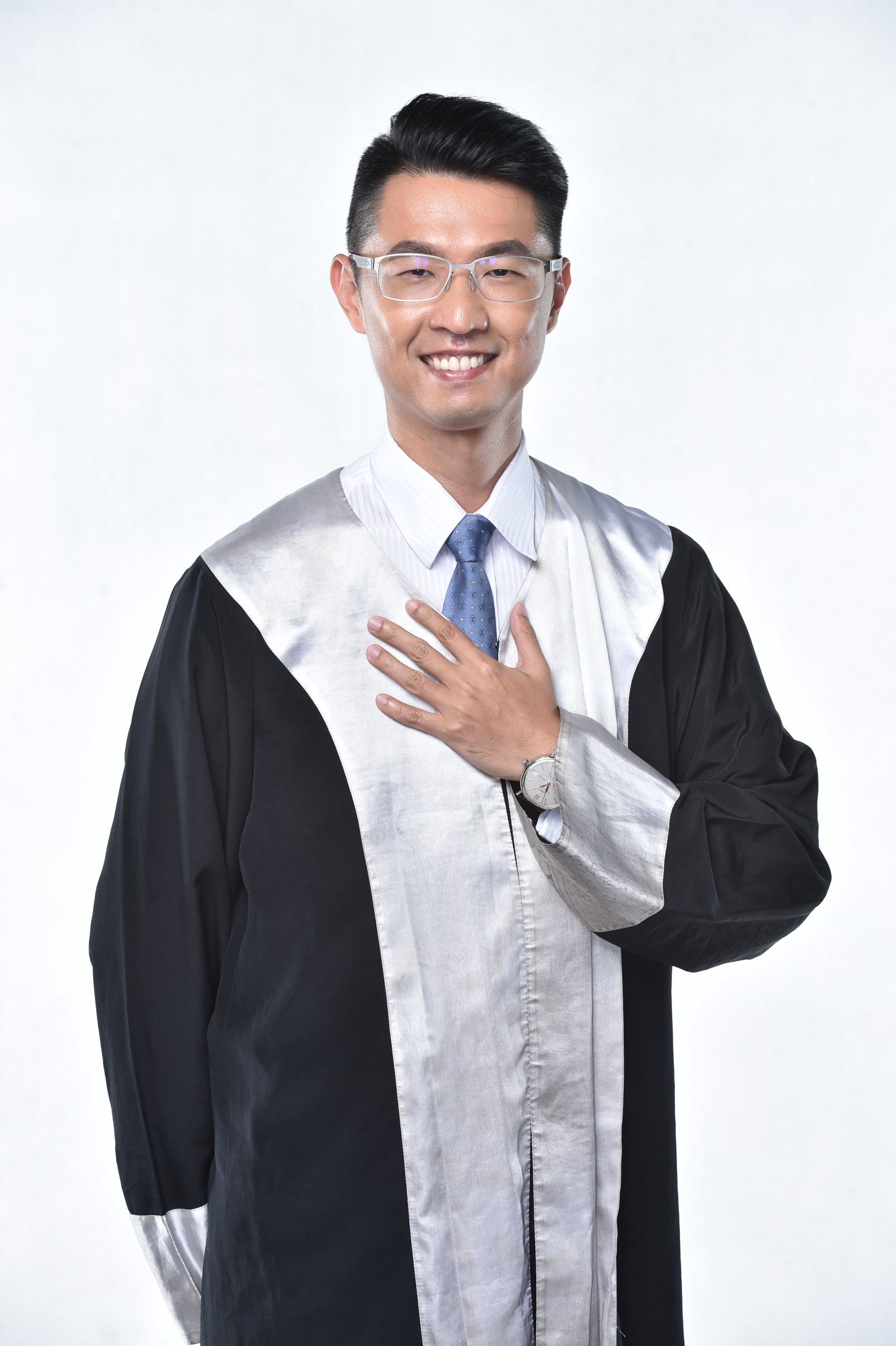 劉韋廷經常接受媒體採訪，分析法律專業議題。(記者張欽翻攝)