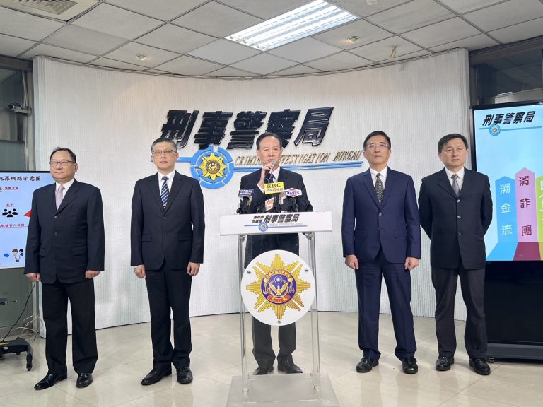 刑事局局長周幼偉（中）召開記者會說明斷投專案打擊成效。（記者徐煜勝翻攝）