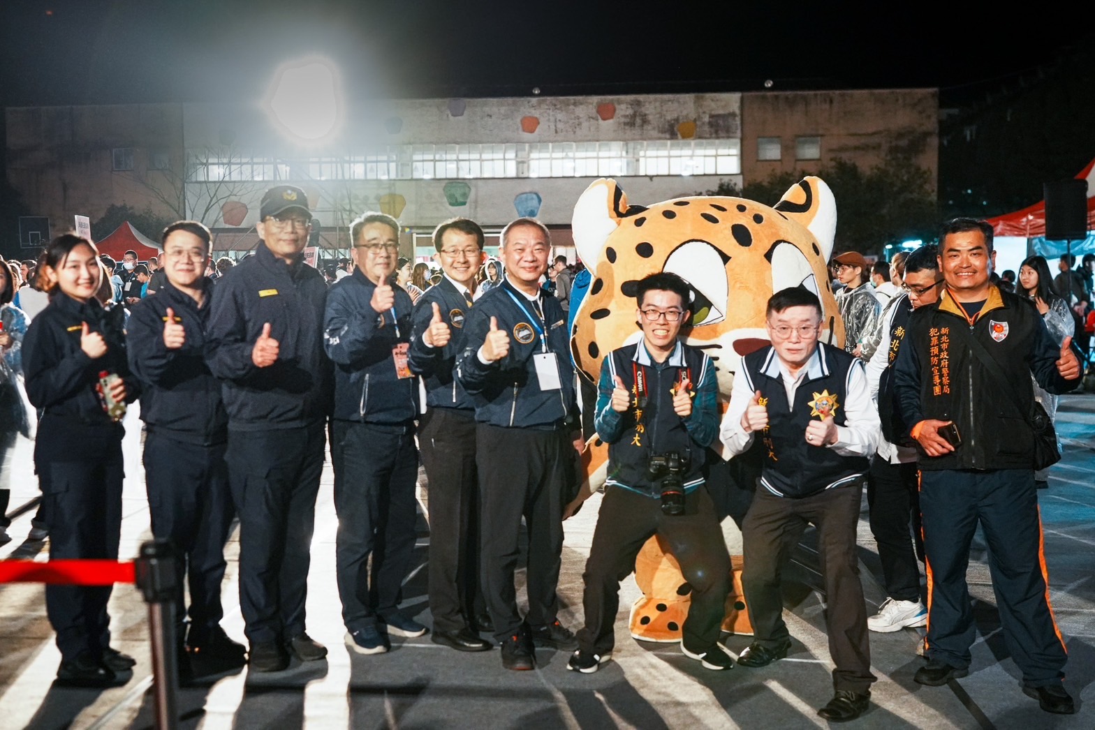 新北市政府警察局局長廖訓誠與新北市刑警大隊大隊長蕭瑞豪、瑞芳分局分局長陳建龍暨執勤員警合影留念。(記者徐煜勝翻攝)