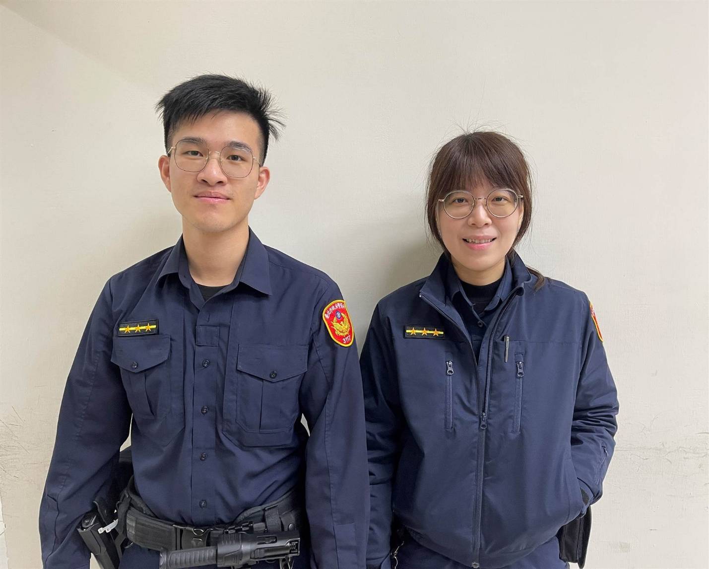 建國派出所員警蘇煒宸(左)、吳日日(右)。(記者薛秀蓮翻攝)
