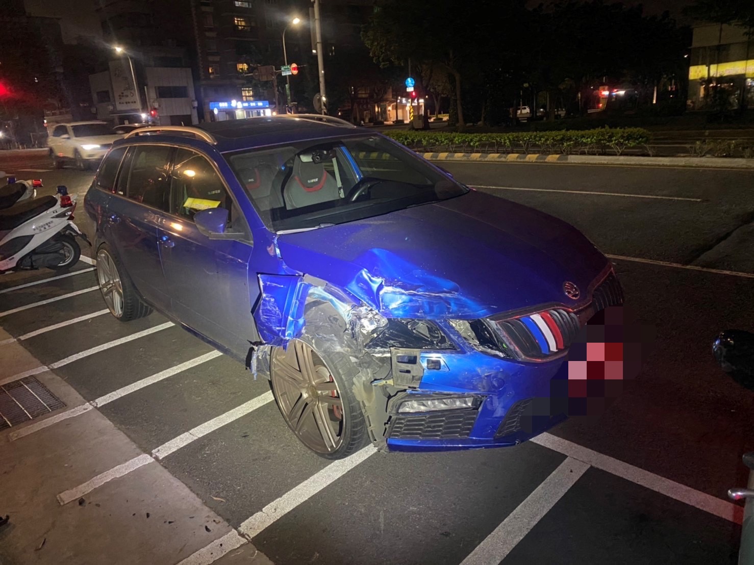 66歲張姓男子在飲酒後駕車擦撞路邊車輛,隨後逃逸,警方調閱監視器,在事發後15分鐘內在附近豆漿店發現涉案車輛,並在店內查獲張男。(記者黃荷琇 翻攝)