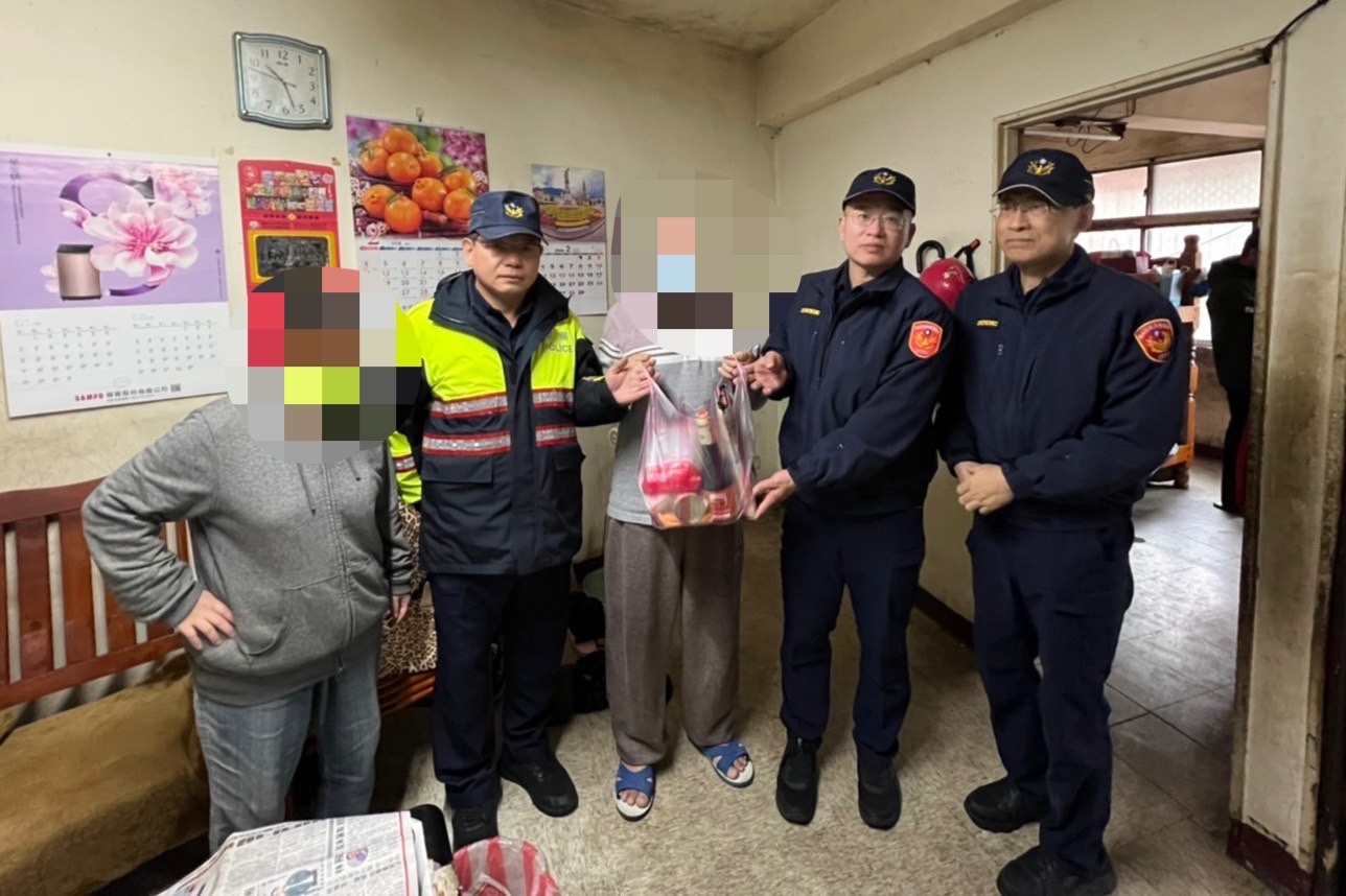林口警分局長蔣叔君表示,警方一直致力於維護社會治安和為民服務,結合政府單位與社會團體,共同幫助弱勢家庭,為他們送去溫暖和關懷。(記者黃荷琇 翻攝)