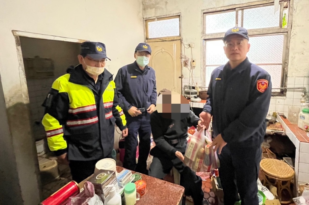 林口警分局與財團法人新北市竹林山觀音寺共同參與寒冬送暖行動,向弱勢家庭提供物資援助,期盼協助民眾渡過溫馨的年節。(記者黃荷琇 翻攝)