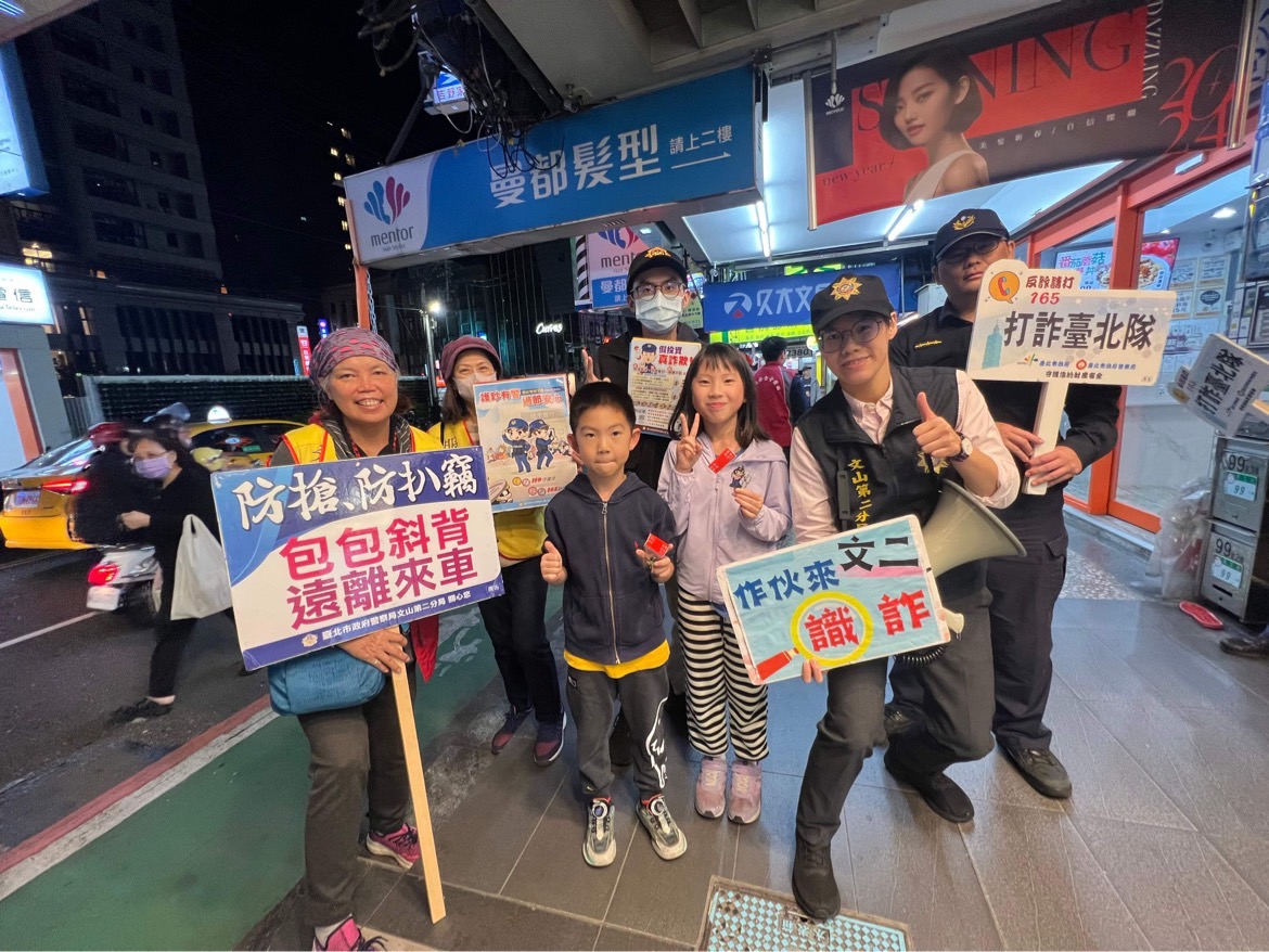 文山第二分局員警以「治安平穩、交通順暢、民眾安心」為工作主軸,持續守護社區安寧。(記者黃荷琇 翻攝)