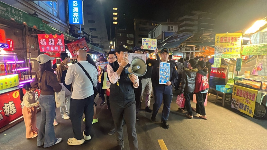 警方提醒民眾在人潮聚集處留意隨身物品,遵循「包包前揹」、「重要物品放置內袋」原則,避免遭扒竊。(記者黃荷琇 翻攝)