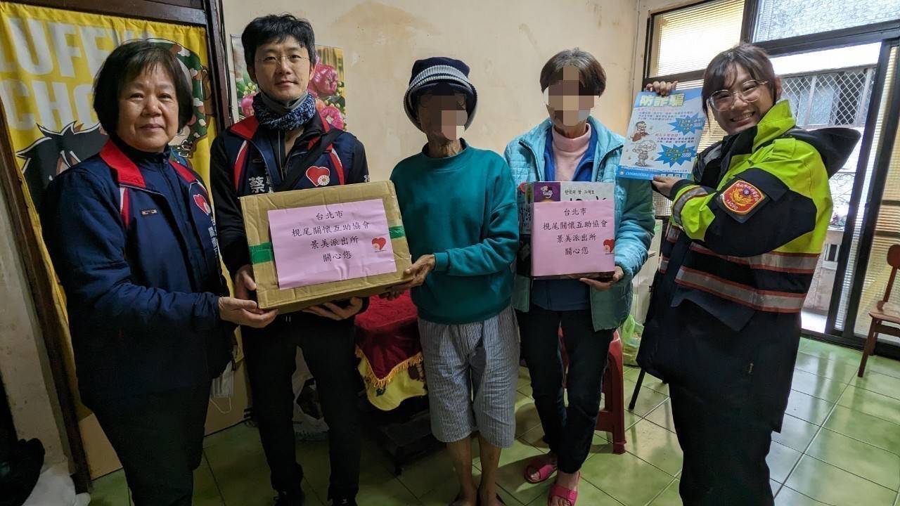 農曆新年即將來臨,為關懷社區弱勢家庭,文山第二分局景美派出所携手枧尾關懷互助協會,共同舉辦「暖冬送愛」活動。(記者黃荷琇 翻攝)