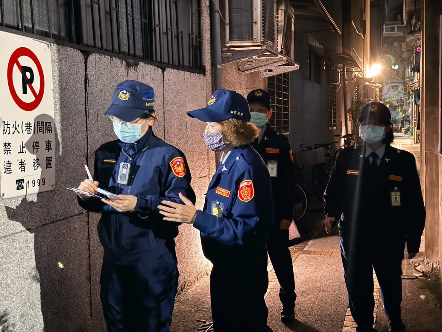 北市警婦幼隊偕同義警於巷弄內以步巡方式,提高見警率,讓民眾安心有感。(記者黃荷琇 翻攝)