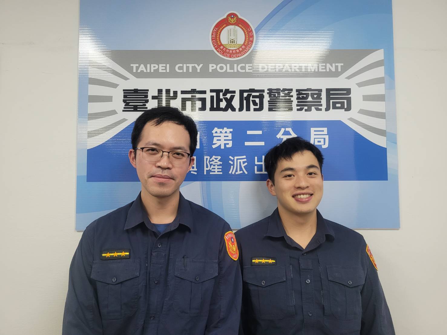 文山第二分局警員蔡宗翰(圖右)和周芳敬(圖左)於農曆春節連假期間巡邏勤務,發現一位失智老翁徘徊,隨即聯絡其家屬林姓婦人(77歲),並協助將其送回家中。(記者黃荷琇 翻攝)