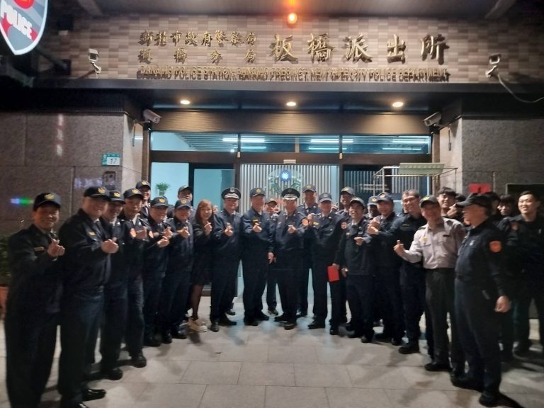 板橋警分局慰問轄內各所員警。（記者徐煜勝翻攝）