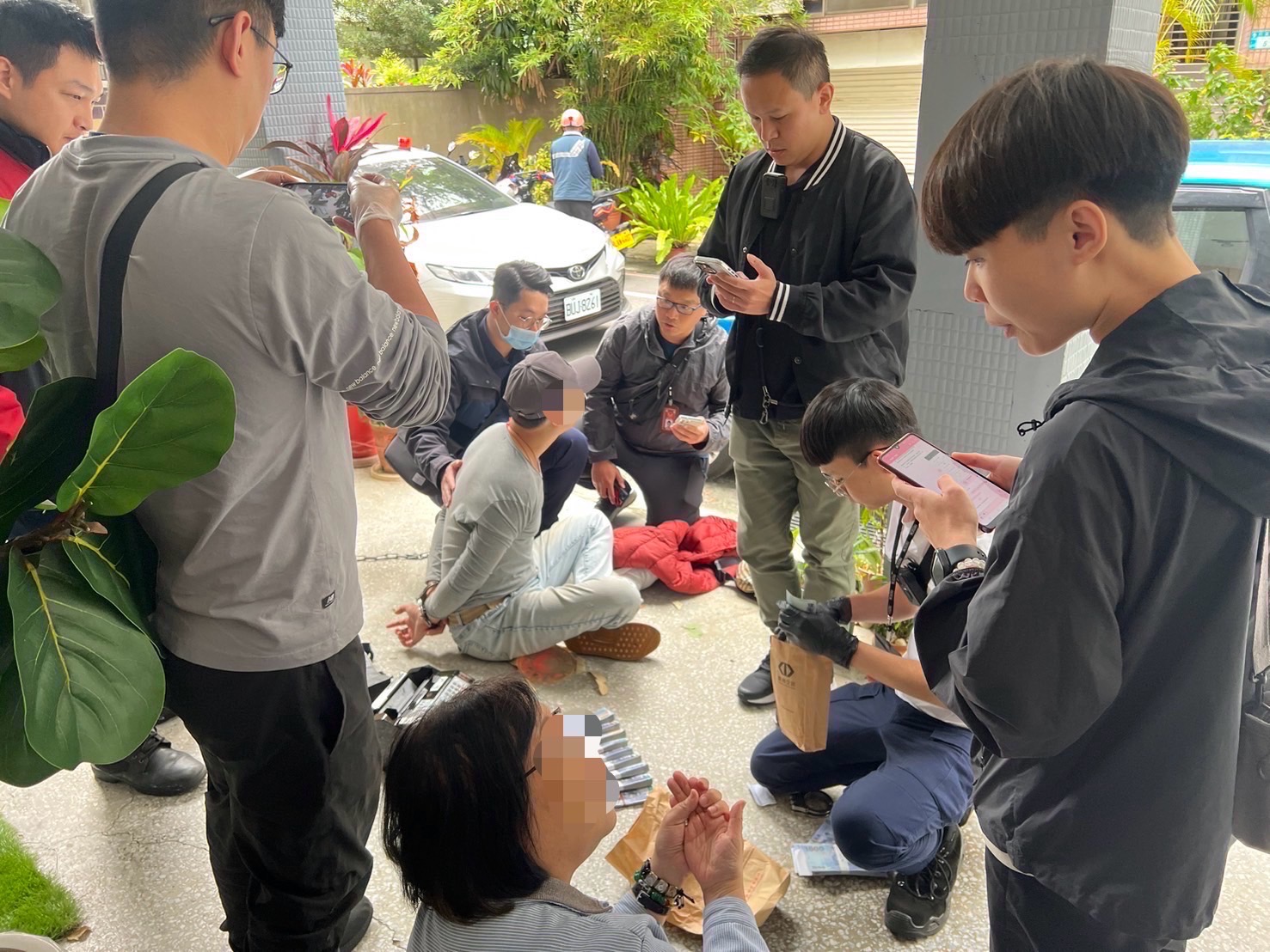 板橋警誘詐團車手出面取款後ㄧ舉逮獲。(記者徐煜勝翻攝)