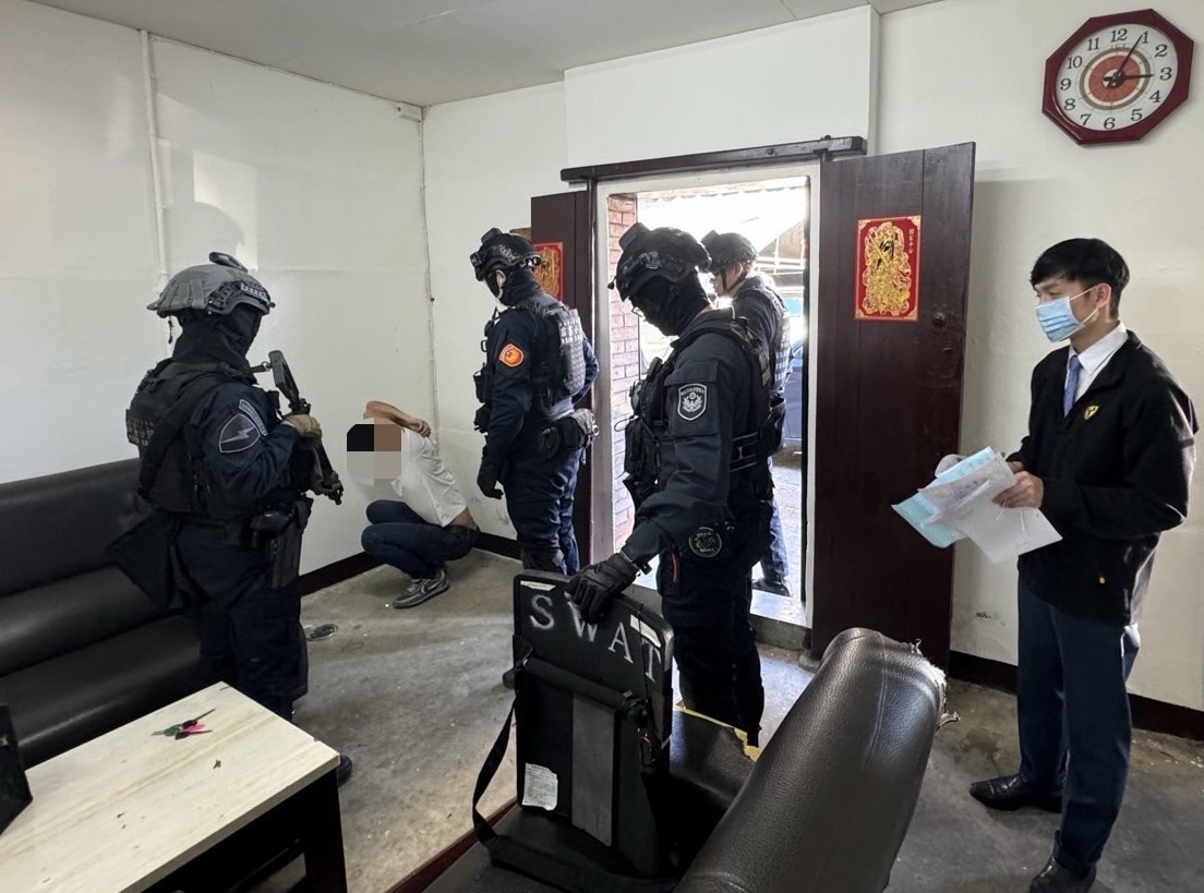 鄭兆廷檢座(右ㄧ)親自坐鎮第一線指揮專案小組員警查緝。(記者徐煜勝翻攝)