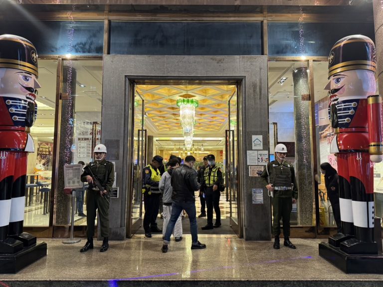 板橋警與新北憲兵隊聯合擴大臨檢。（記者徐煜勝翻攝）