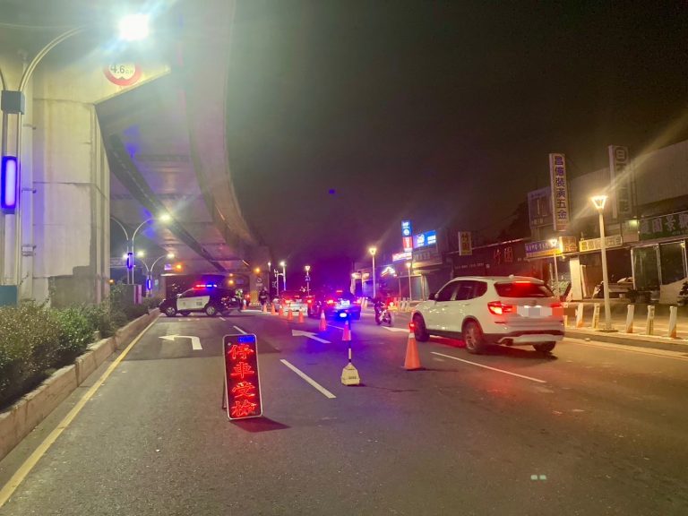 淡水警分局在重要路段設點攔哨。（記者徐煜勝翻攝）