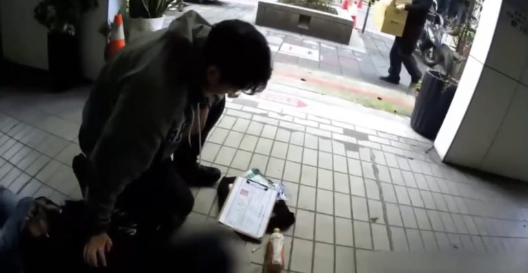 新北刑大員警現場逮捕取款車手。（記者徐煜勝翻攝）