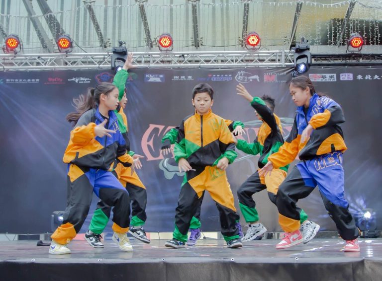 桃竹苗青少年聯合舞展 表演團體火力全開。（圖/記者黃溎芬翻攝）