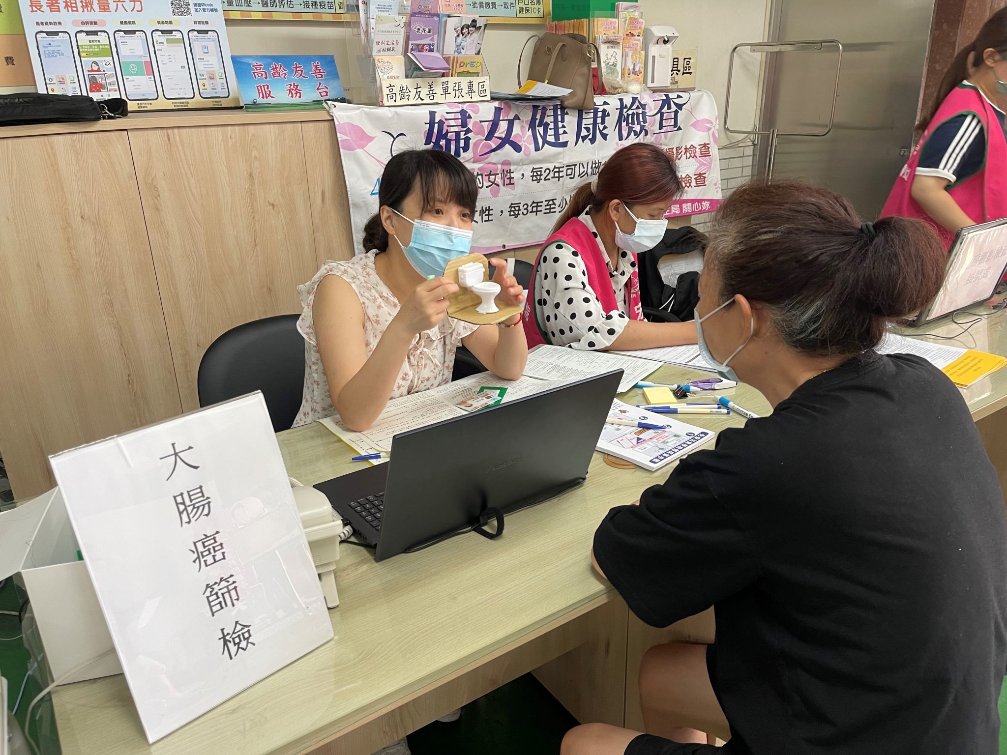 衛生局人員向民眾宣導篩檢。(圖/衛生局提供)