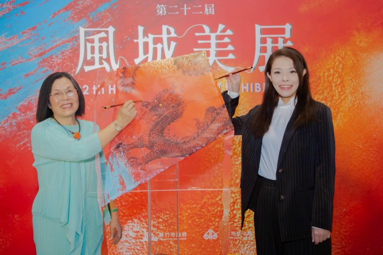 高虹安市長與藝術家代表呂燕卿一同為祥龍風箏點金（睛)。（圖/記者黃溎芬翻攝）