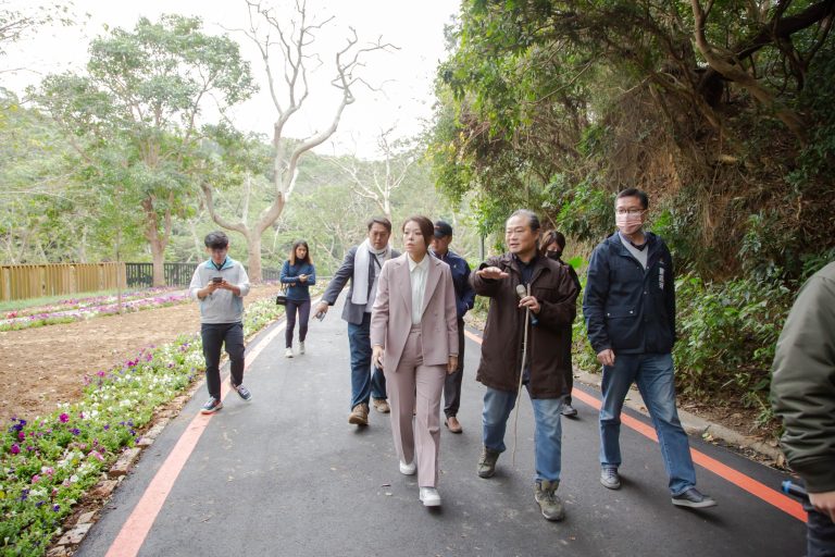 高市長親自查看改善完工的設施，肯定市府團隊努力完工，讓新年假期市民走春能更方便使用。（圖/記者林照東翻攝）