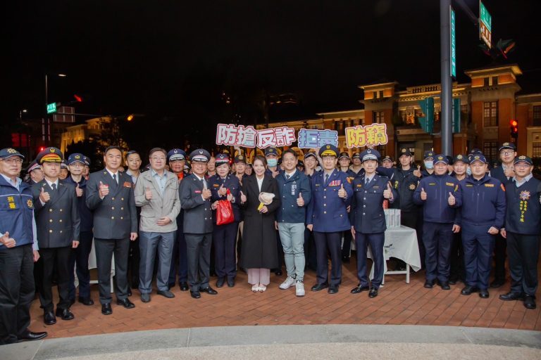 市長高虹安率領市府團隊慰問警察局直屬隊、消防局中山分隊。（圖/記者林照東翻攝）