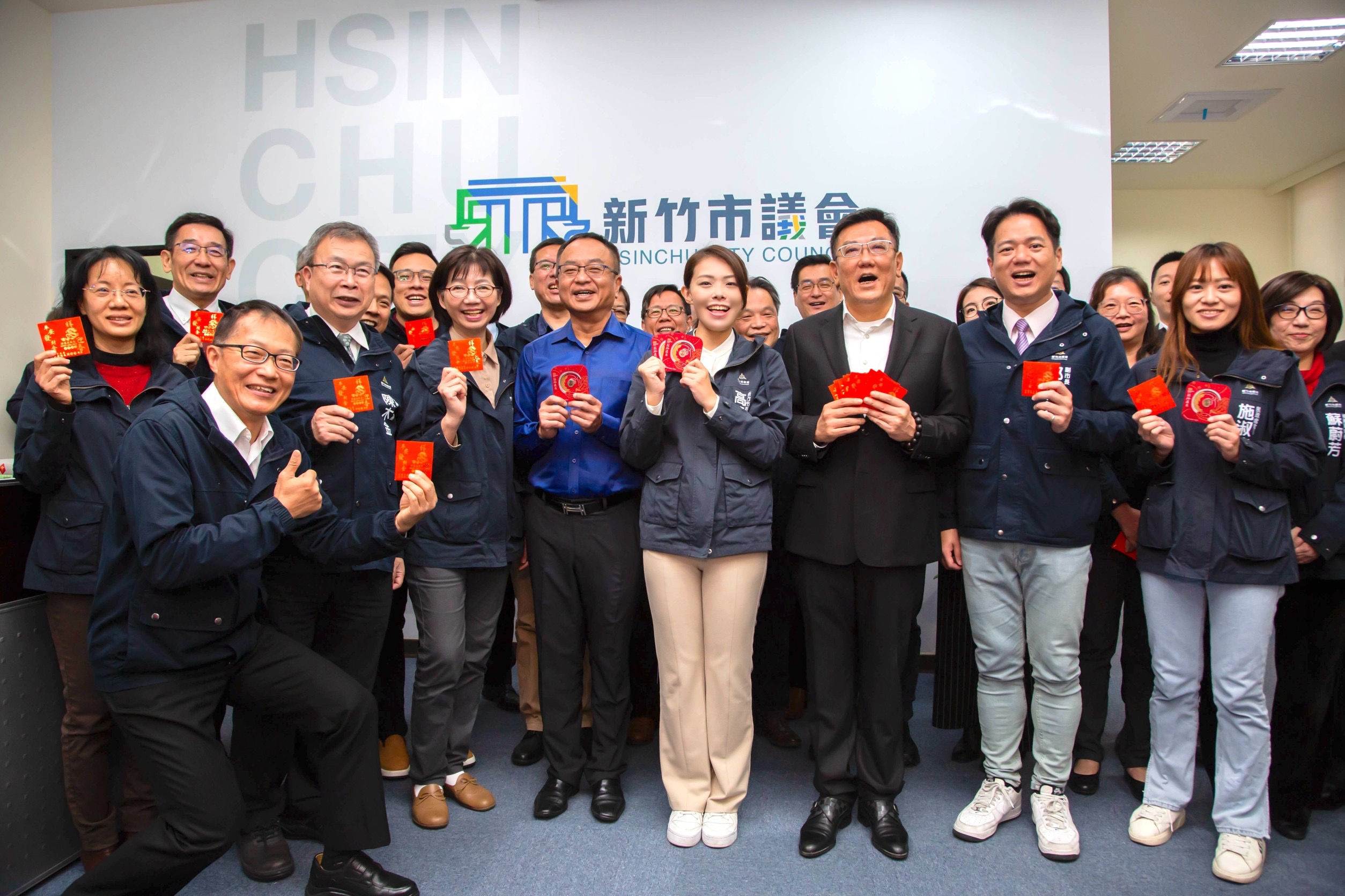 市長高虹安、副市長邱臣遠、秘書長張治祥至新竹市議會拜年。(圖/記者林照東翻攝)