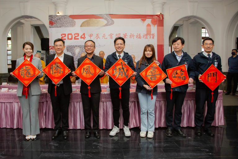 「龍騰風城喜臨門」吉祥話。（圖/記者林照東翻攝）