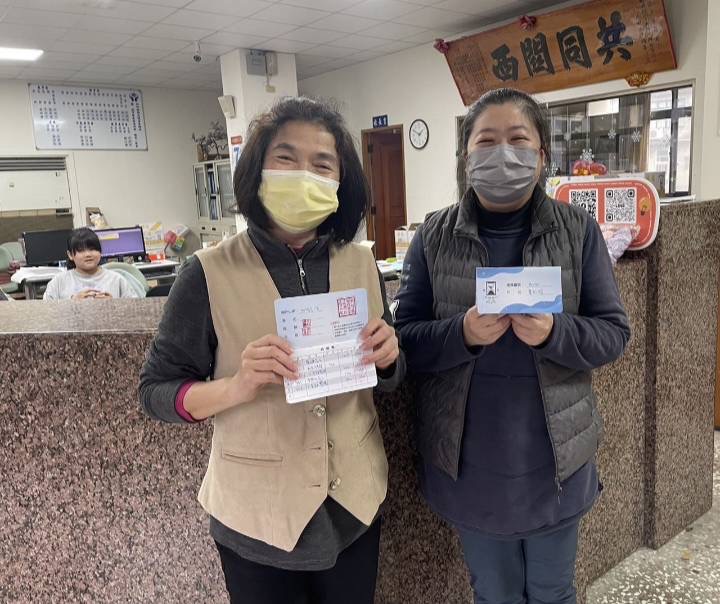 民眾運用零散時間協助長輩修改衣服,又可累積時數換取實用物品。 (圖/記者黃溎芬翻攝)
