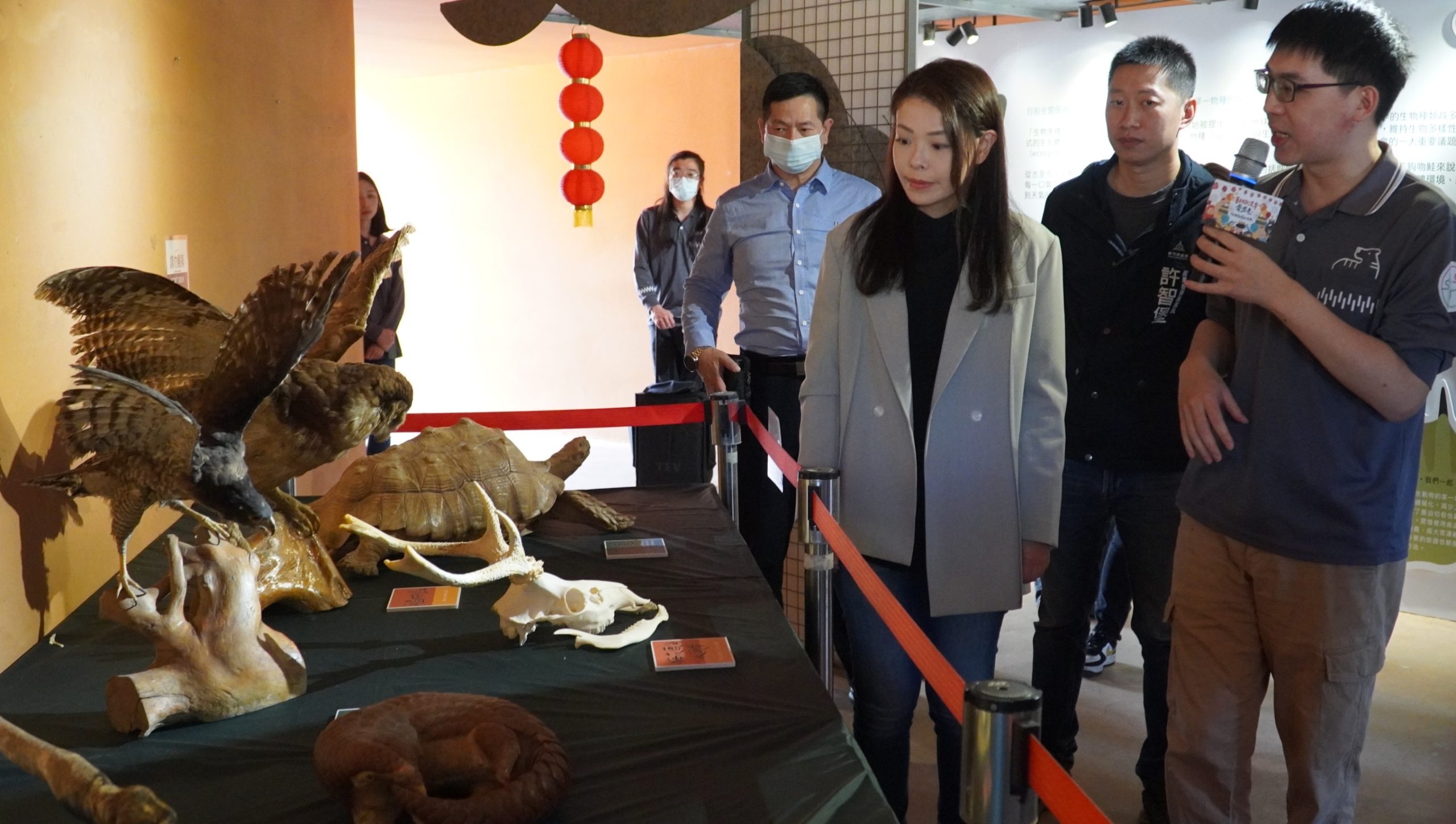 高虹安市長參觀動物保育齊步走系列活動特展,強調生命教育從小扎根的重要。 (圖/記者黃溎芬翻攝)