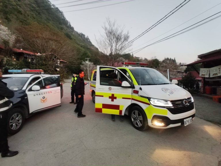 消防救護車協助將患者送醫。（圖/新竹縣衛生局提供）