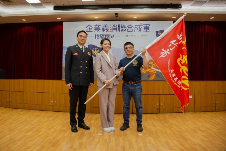 市長高虹安授予企業義消旗幟，由聯電消防隊鍾玉慰隊長代標接旗。（圖/記者林照東翻攝）