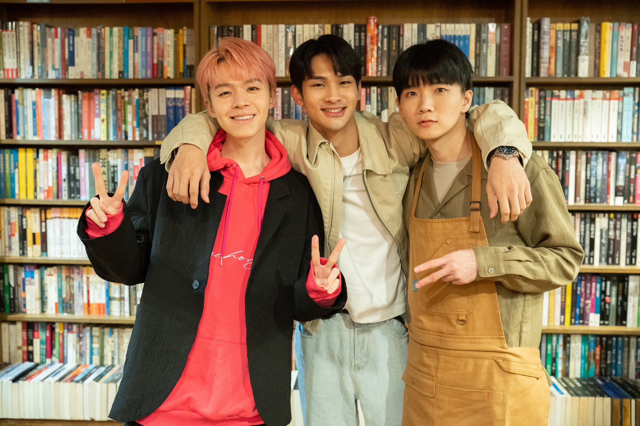 MV中哲哲與夏浦洋從相遇到結束,就如歌曲從平靜到激昂。(照片/PressPlay提供)