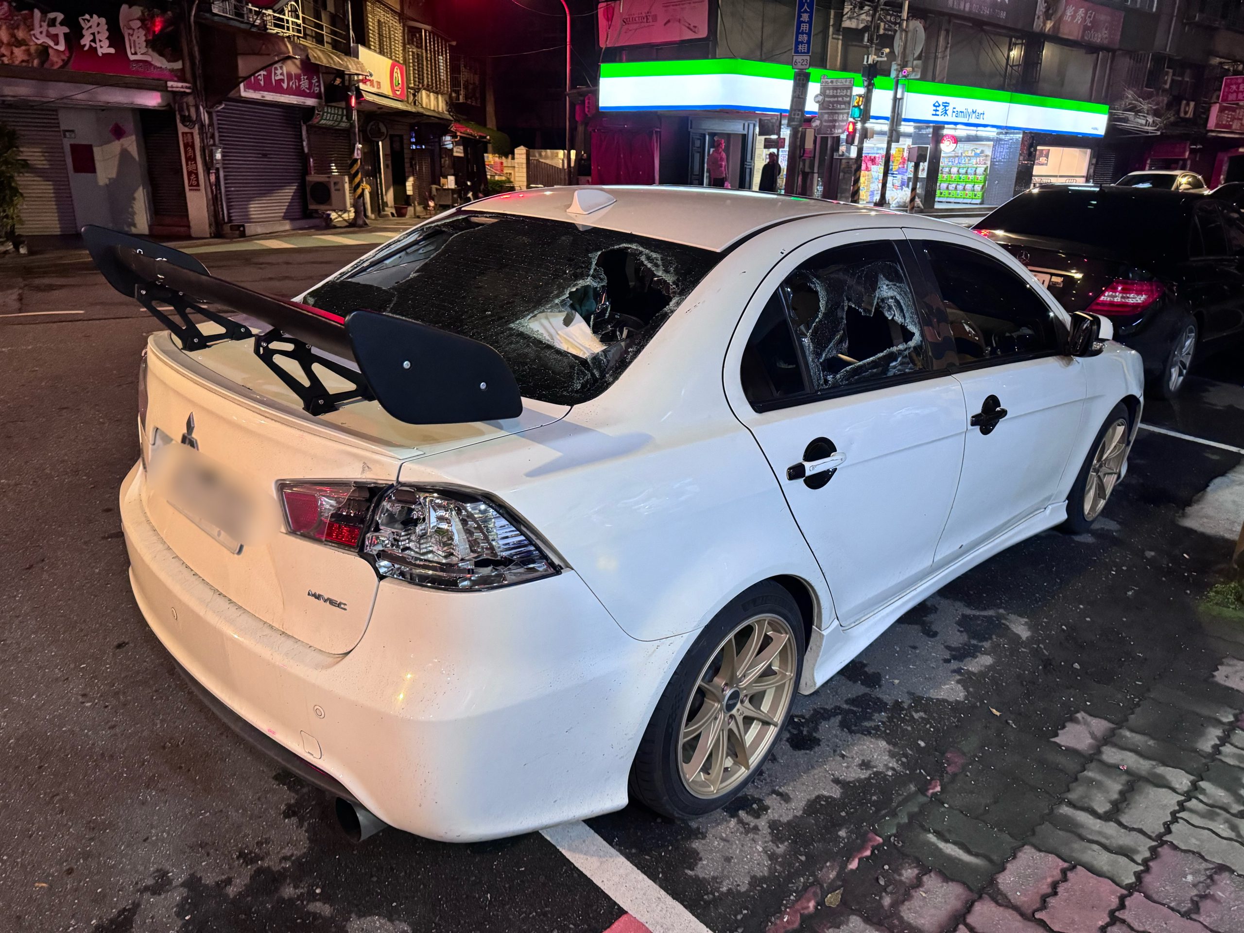 被害人所駕駛自小客車前後窗均遭到球棒砸毀。(圖/警中和分局提供)