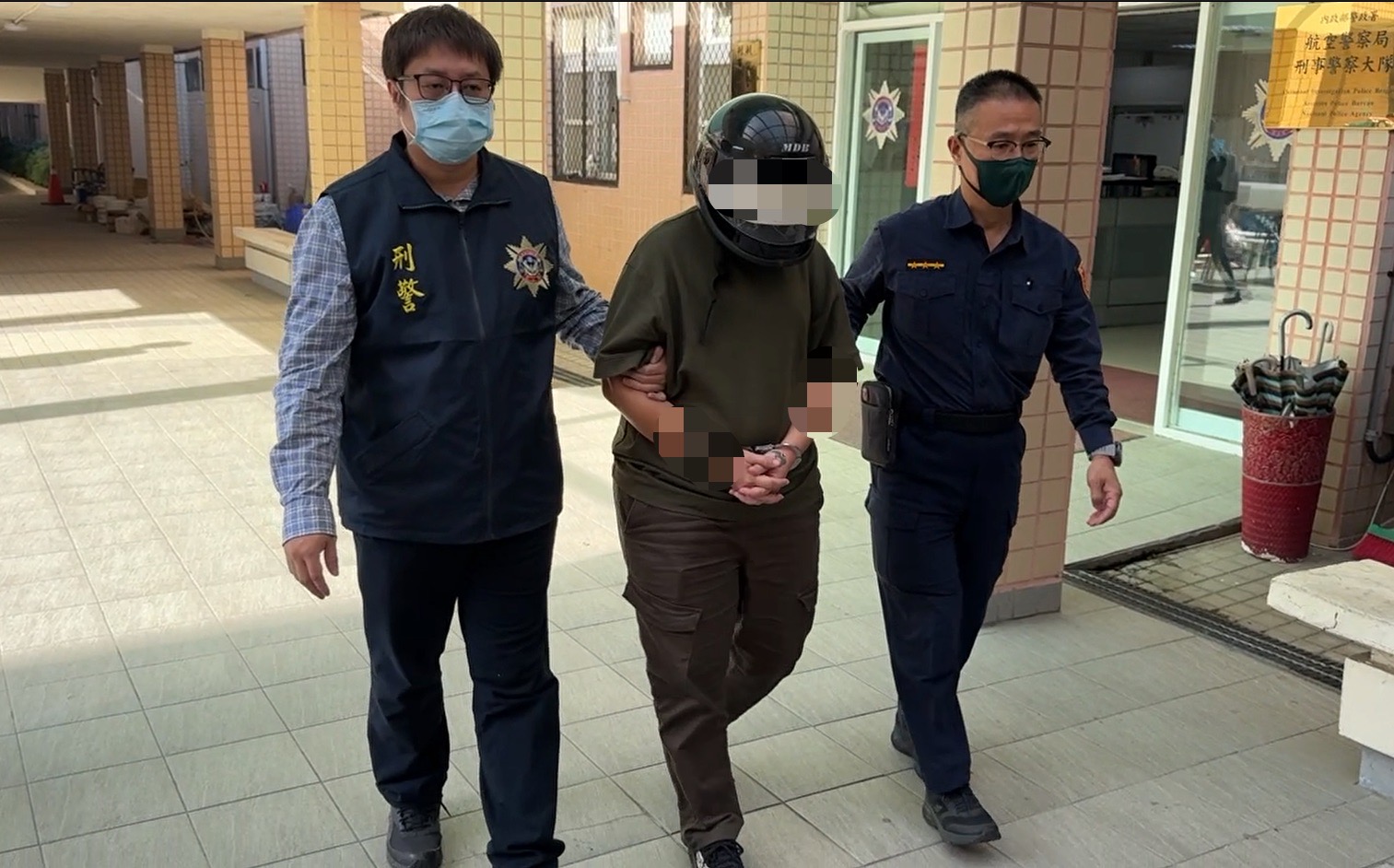 運毒祈求關公保佑? 馬來西亞籍女性涉嫌運毒闖關,在機場被逮送辦。(圖/航空警察局提供)