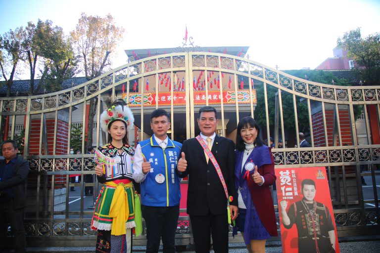 國民黨籍平地原住民立法委員黃仁上午七時就已現身立法院大門口。(圖/記者包克明攝)