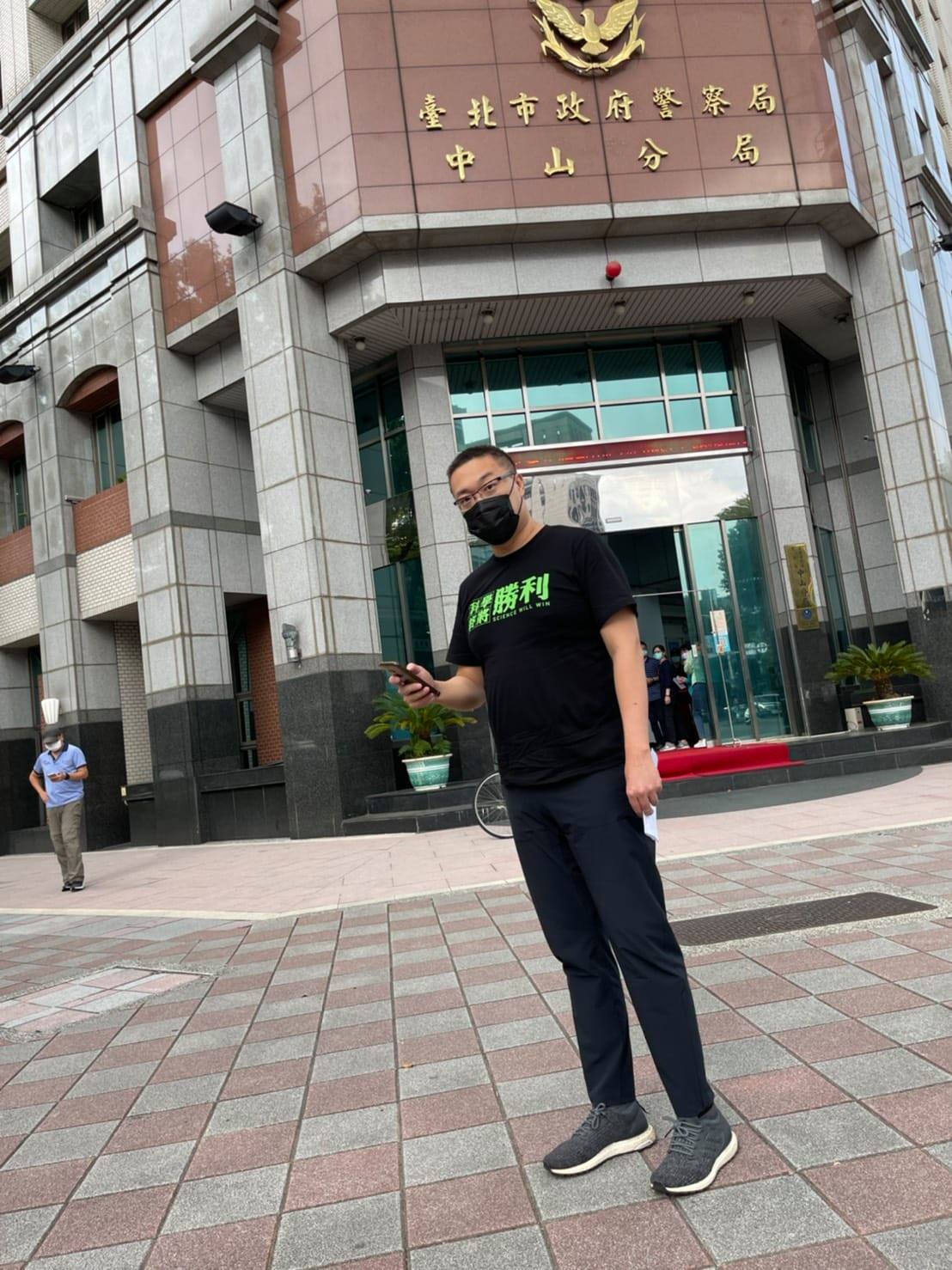 朱學恆強吻鍾沛君一審判1年2月｜法官批朱毫無悔意還形塑鍾女是政治打手
